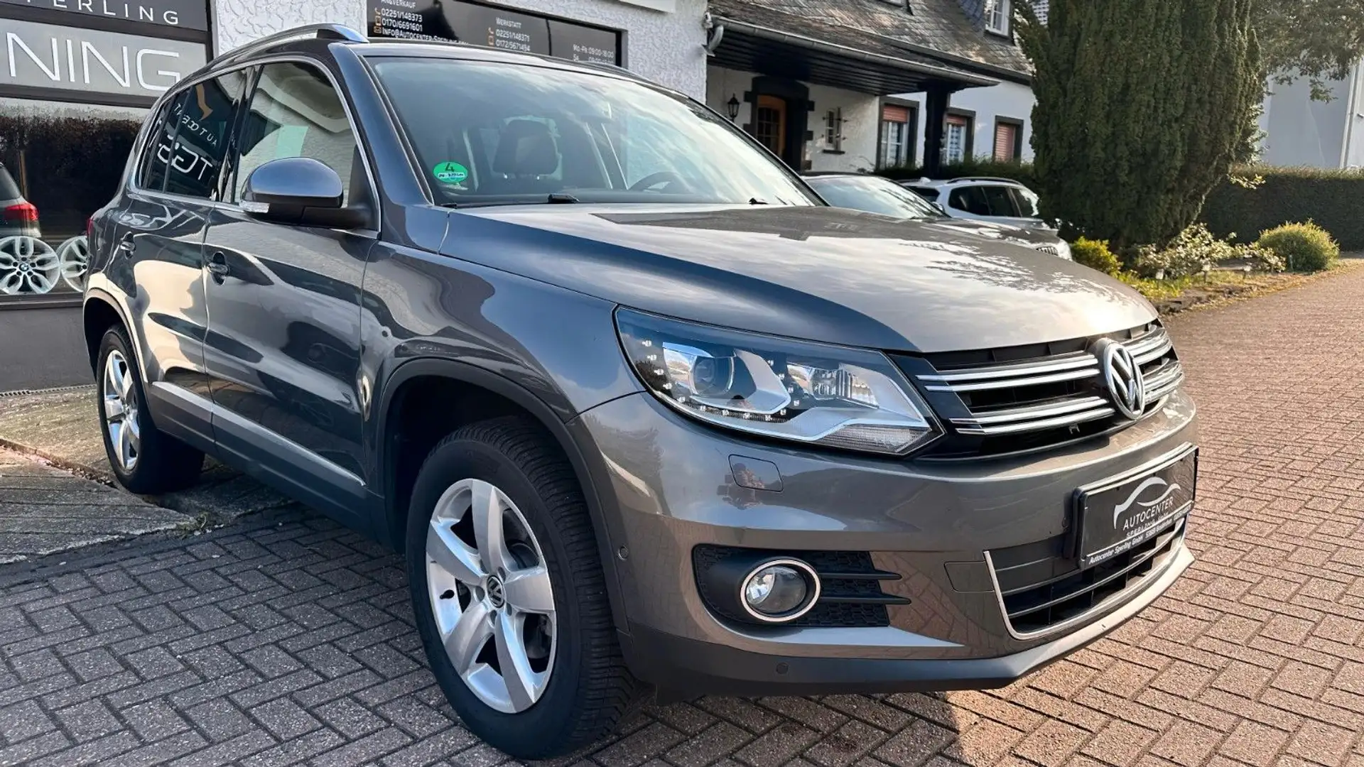 Volkswagen Tiguan 1.4 TSI Sport & Style BMT*Navi*BI-Xenon* Grijs - 1