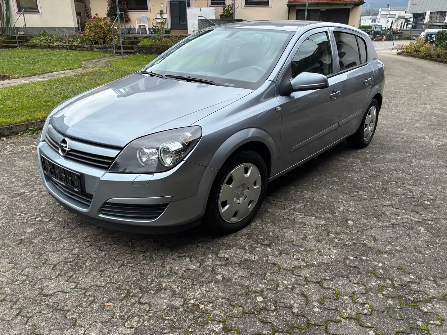 Opel Astra Edition Grau - 1
