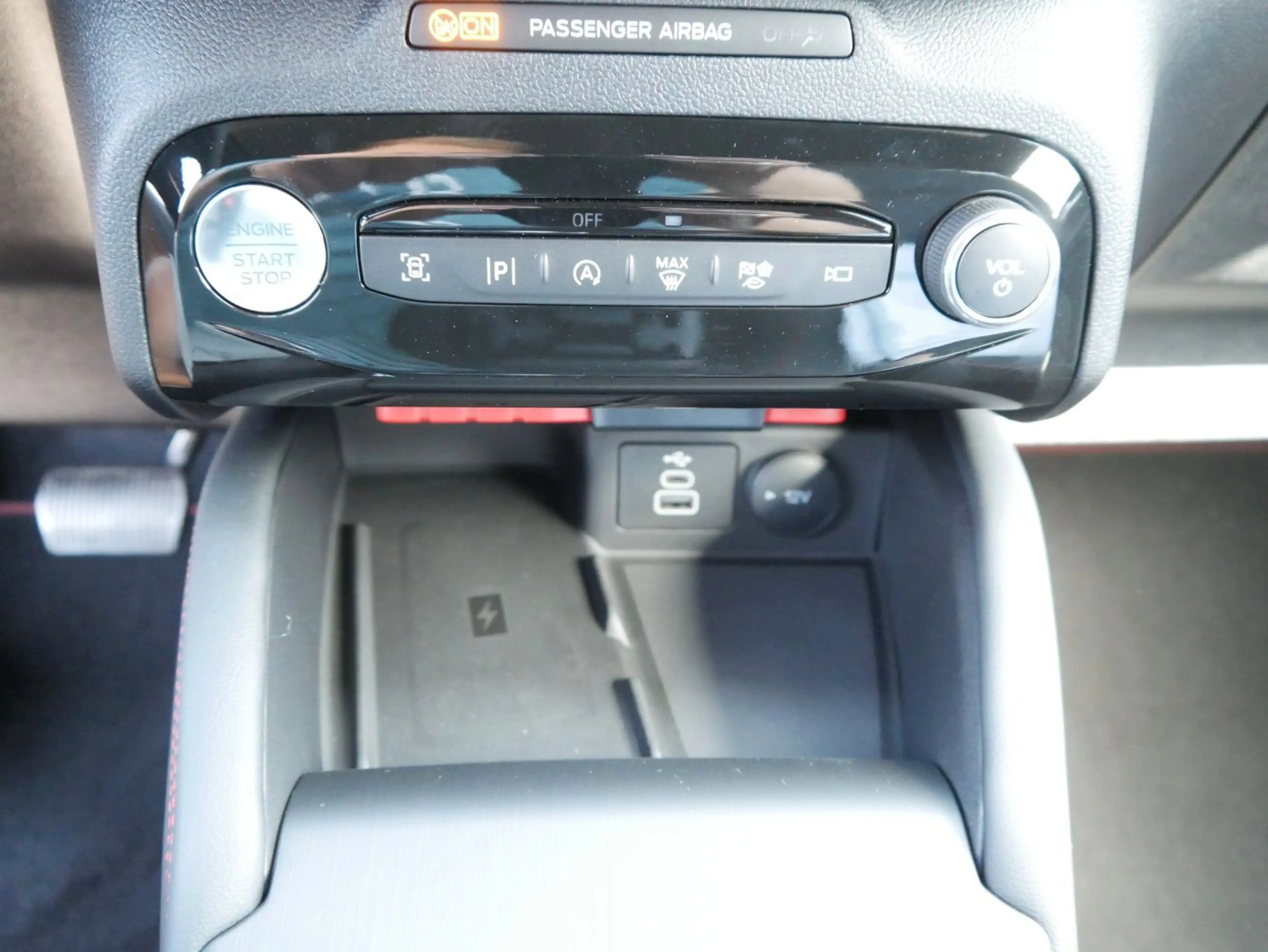 Ford Kuga ST-Line Automatik + Navi + Winter + AHK — photo 11