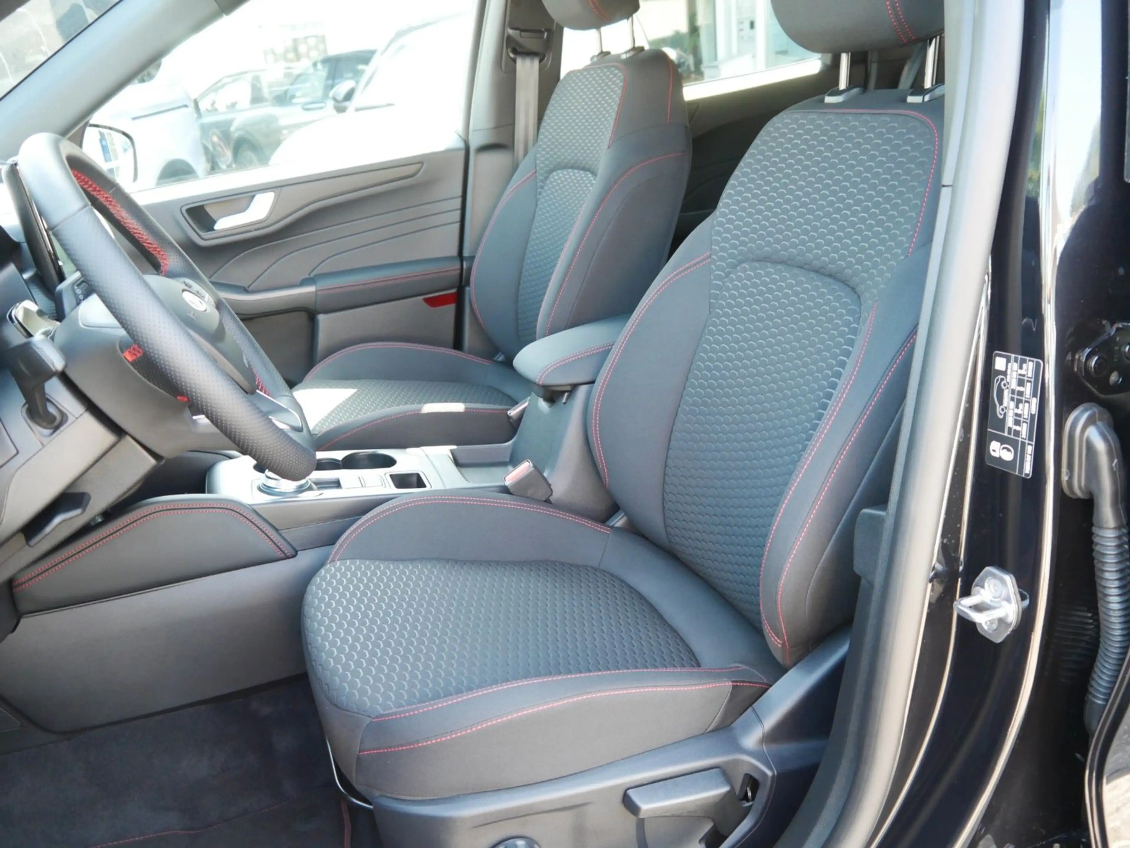 Ford Kuga ST-Line Automatik + Navi + Winter + AHK — photo 4