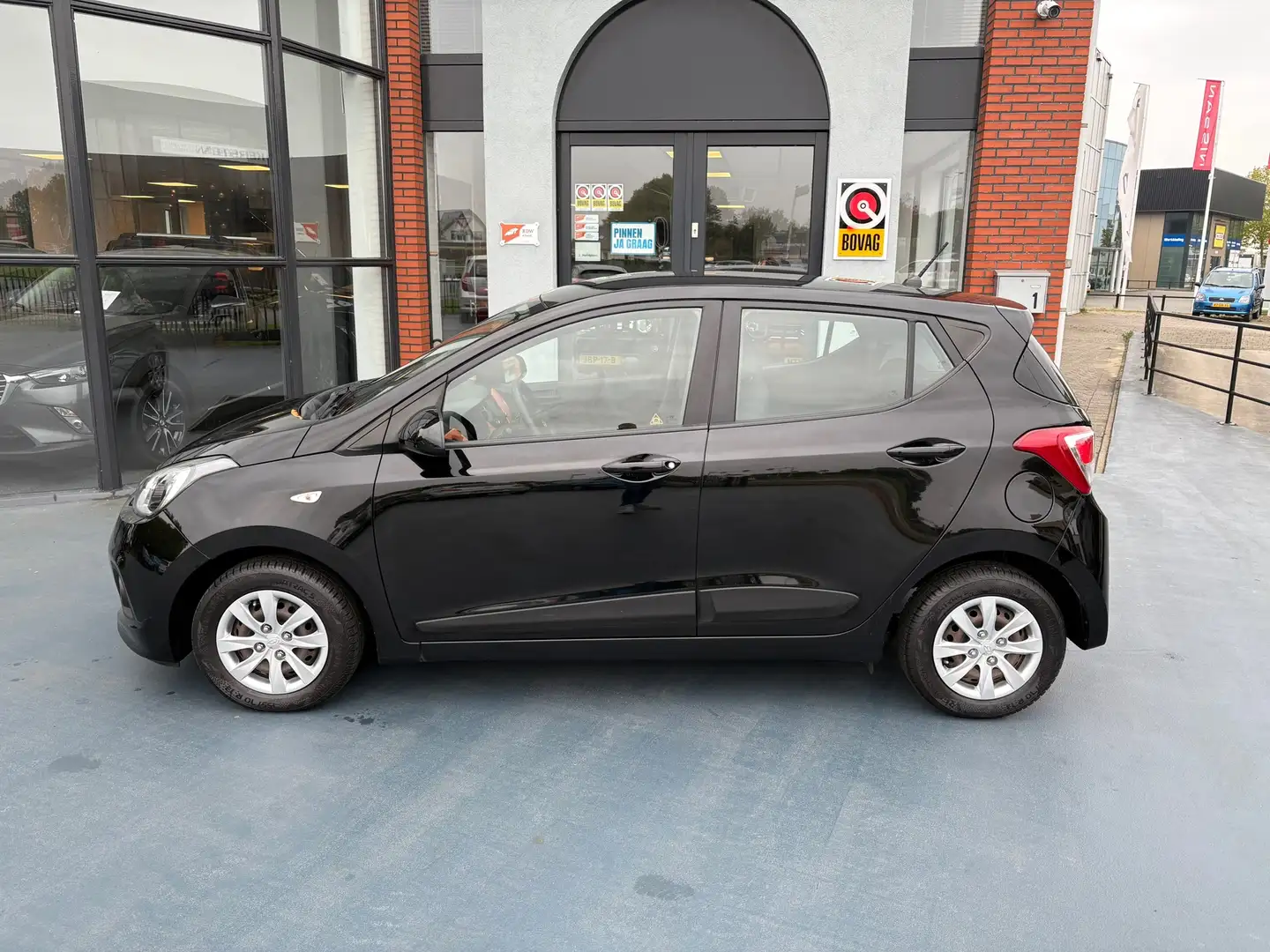 Hyundai i10 1.0i i-Motion Comfort AIRCO Schwarz - 2