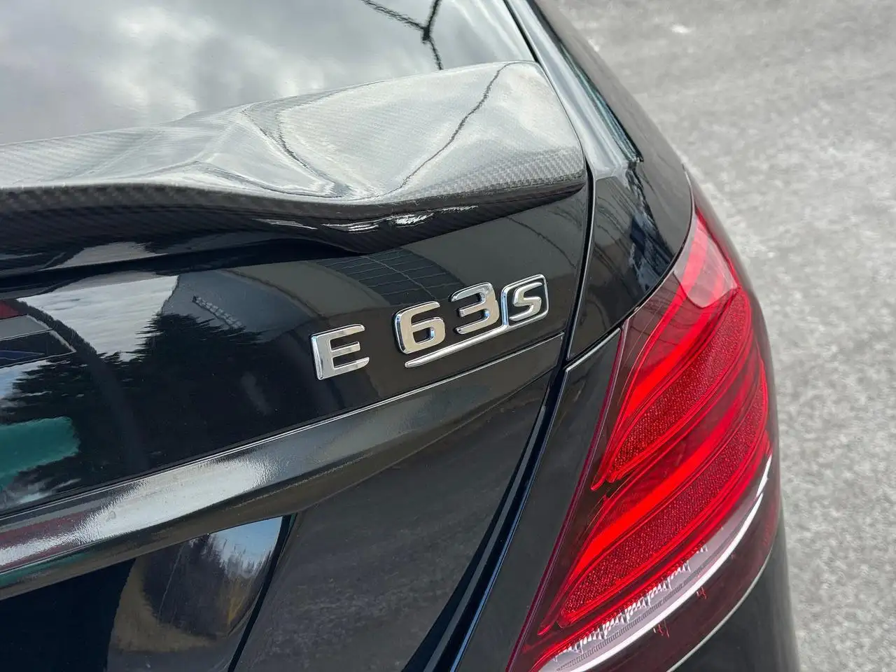 Mercedes-Benz E-Class снимка Mercedes-Benz E-Class