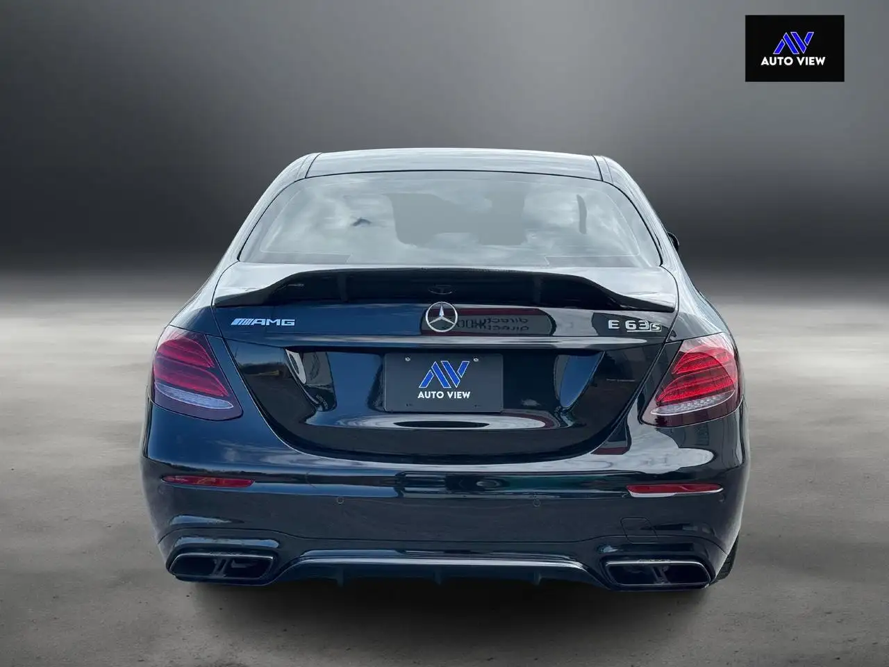 Mercedes-Benz E-Class снимка Mercedes-Benz E-Class
