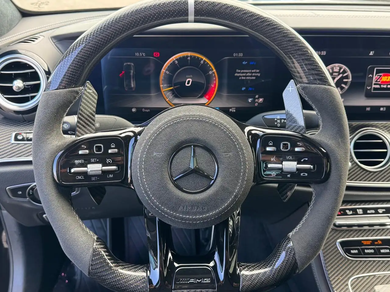 Mercedes-Benz E-Class снимка Mercedes-Benz E-Class