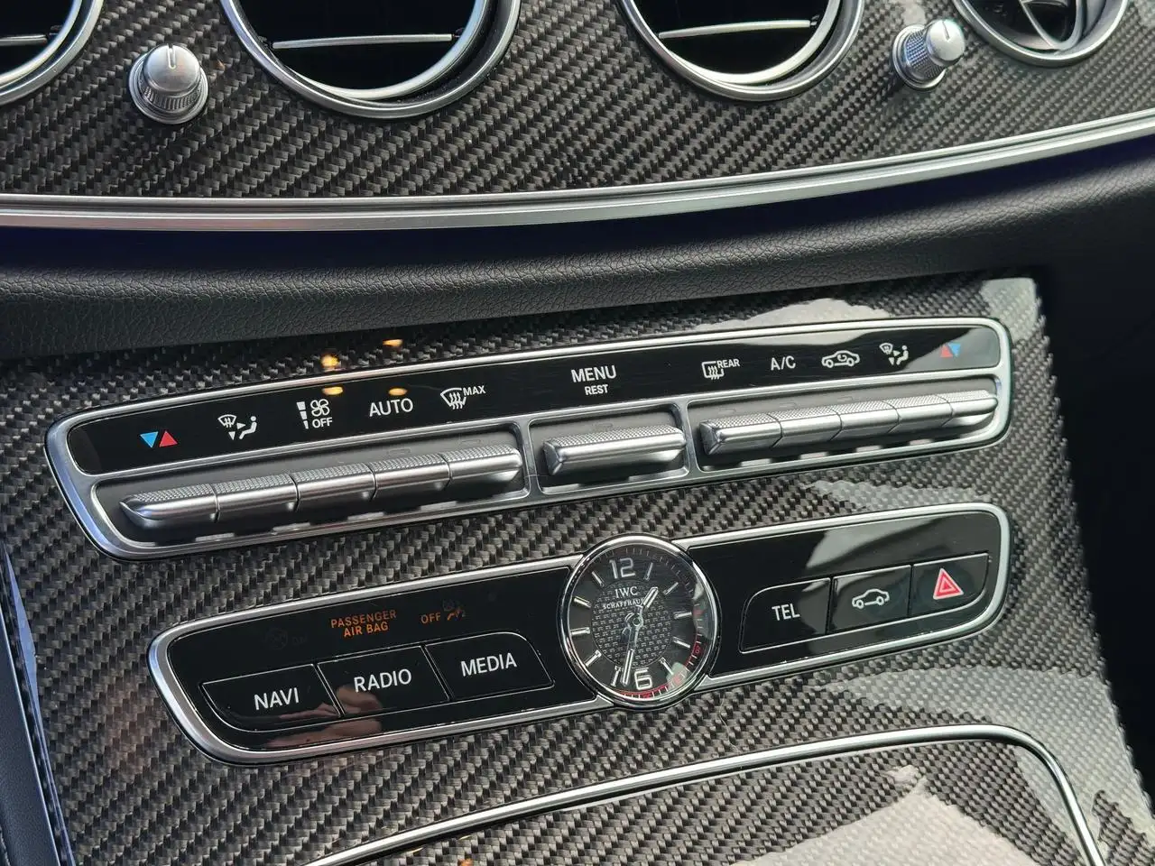 Mercedes-Benz E-Class снимка Mercedes-Benz E-Class