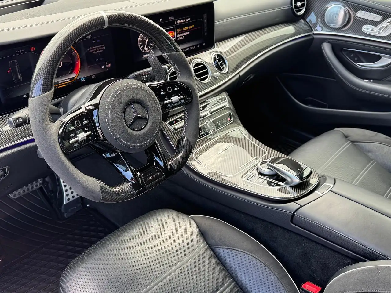 Mercedes-Benz E-Class снимка Mercedes-Benz E-Class