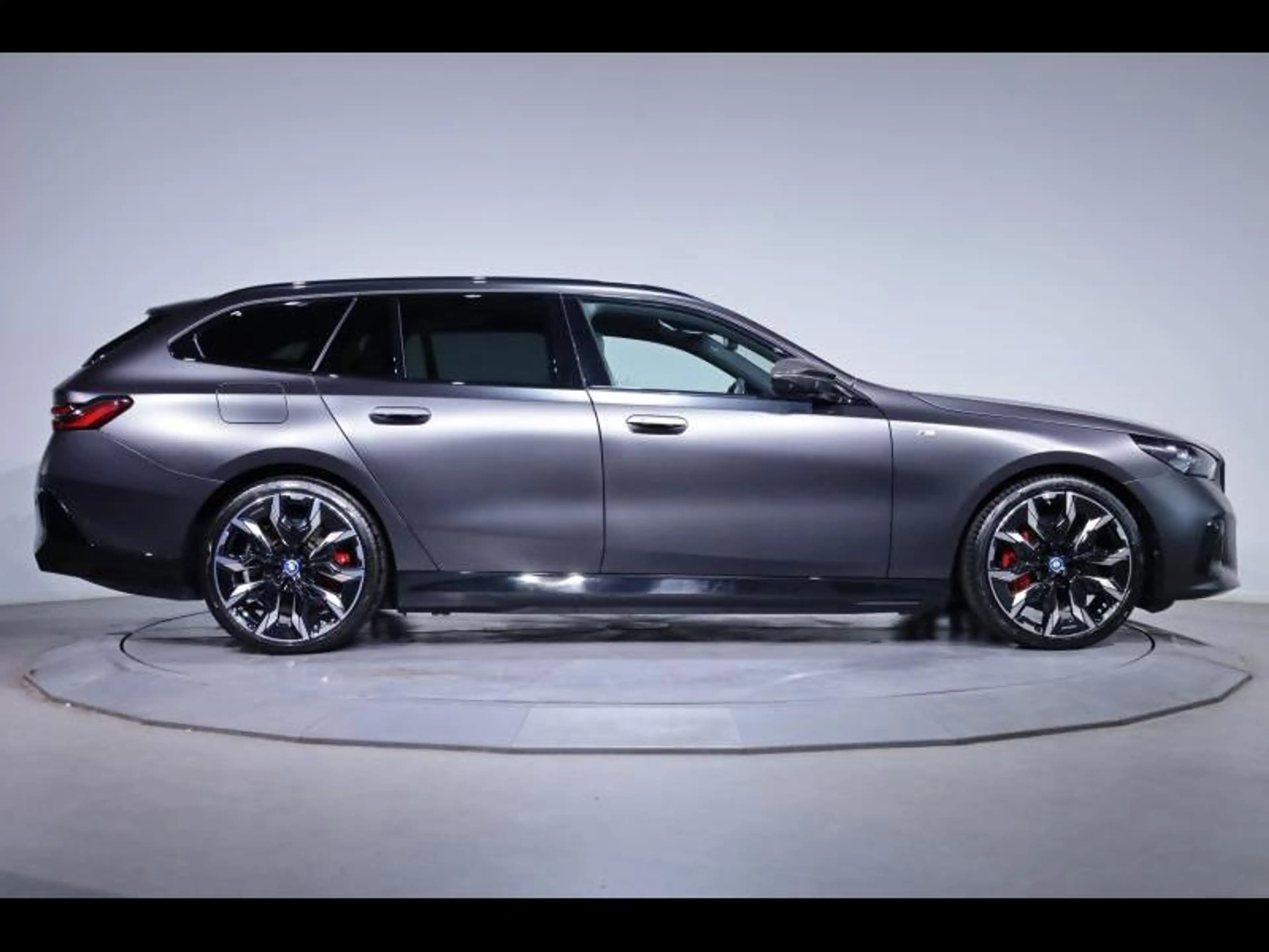 BMW i5 M60 xDrive Touring Kit M Sport — photo 3