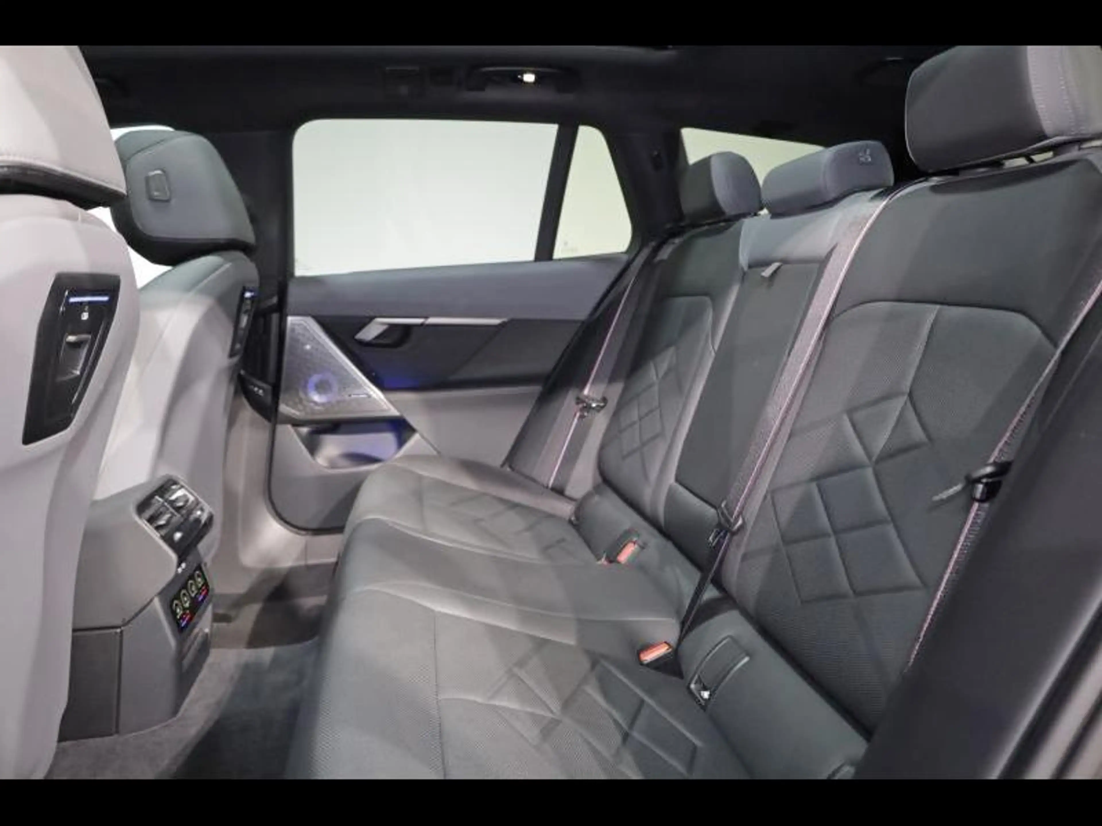 BMW i5 M60 xDrive Touring Kit M Sport — photo 10