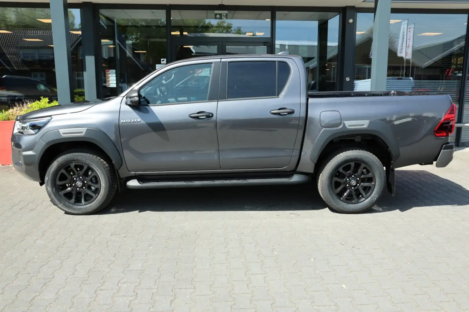 Toyota Hilux 2.8 D-4D DUBBEL CABIN INVINCIBLE MILD HYBRIDE 48V Grau - 2