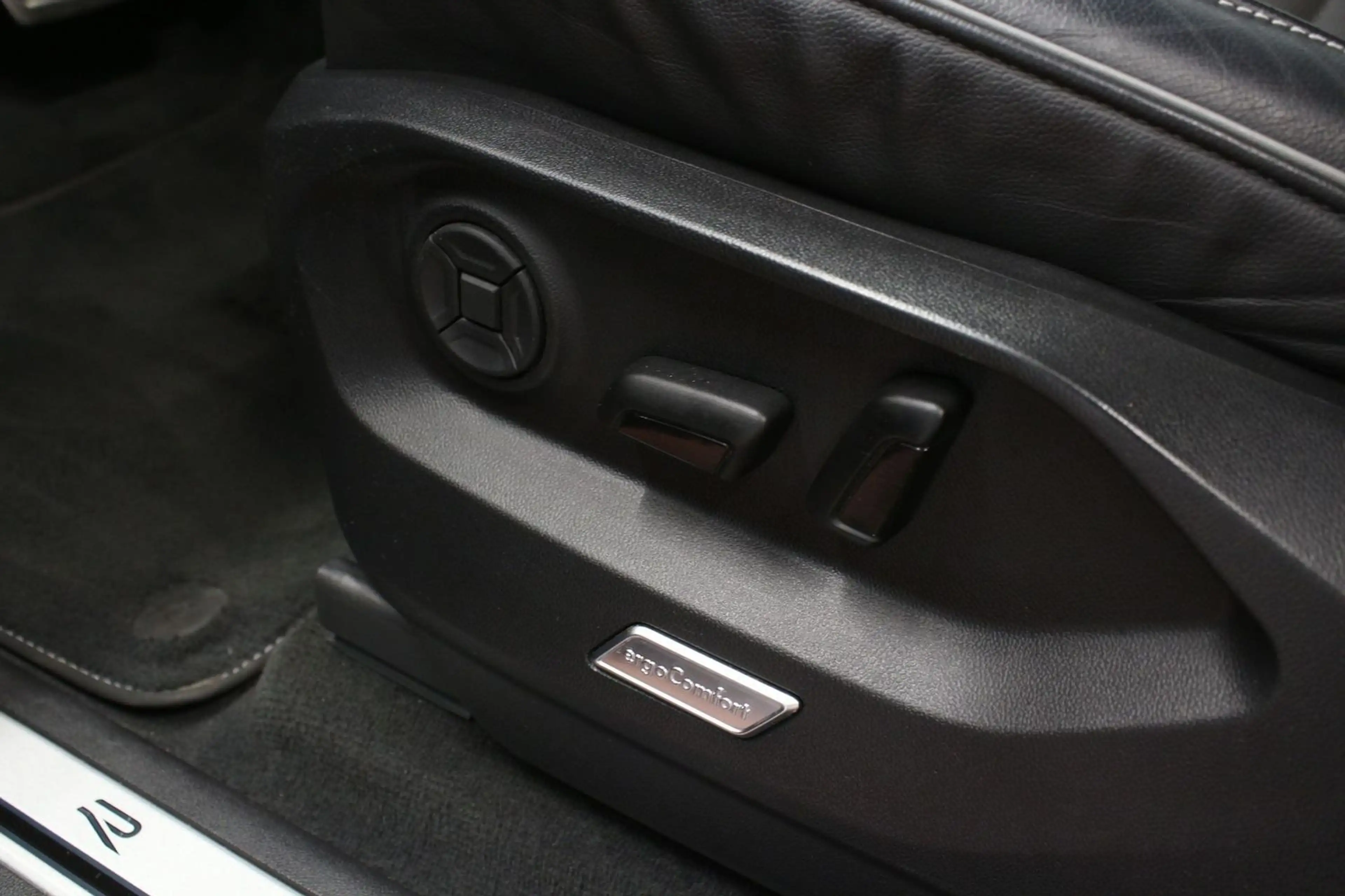 Volkswagen Touareg R-Line 4Motion Matrix virt. Cockpit — photo 11