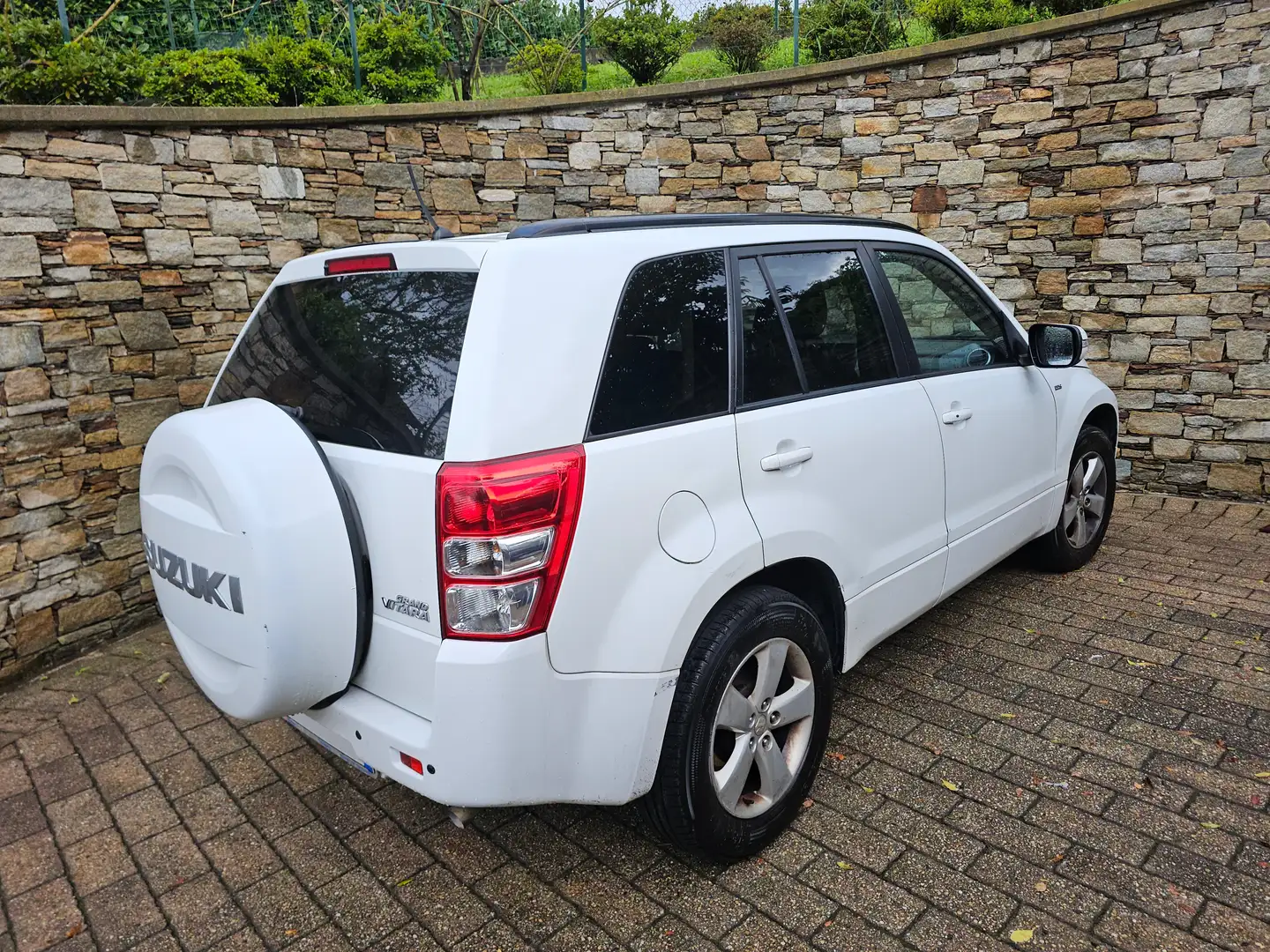 Suzuki Grand Vitara Grand Vitara II 2011 1.9 ddis offroad 5p E5 Biały - 1