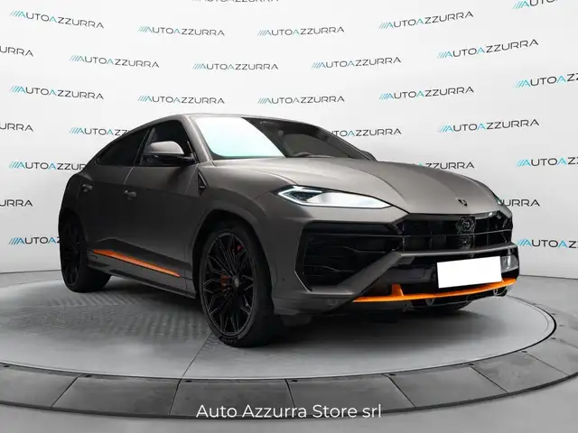 Lamborghini Urus view 3