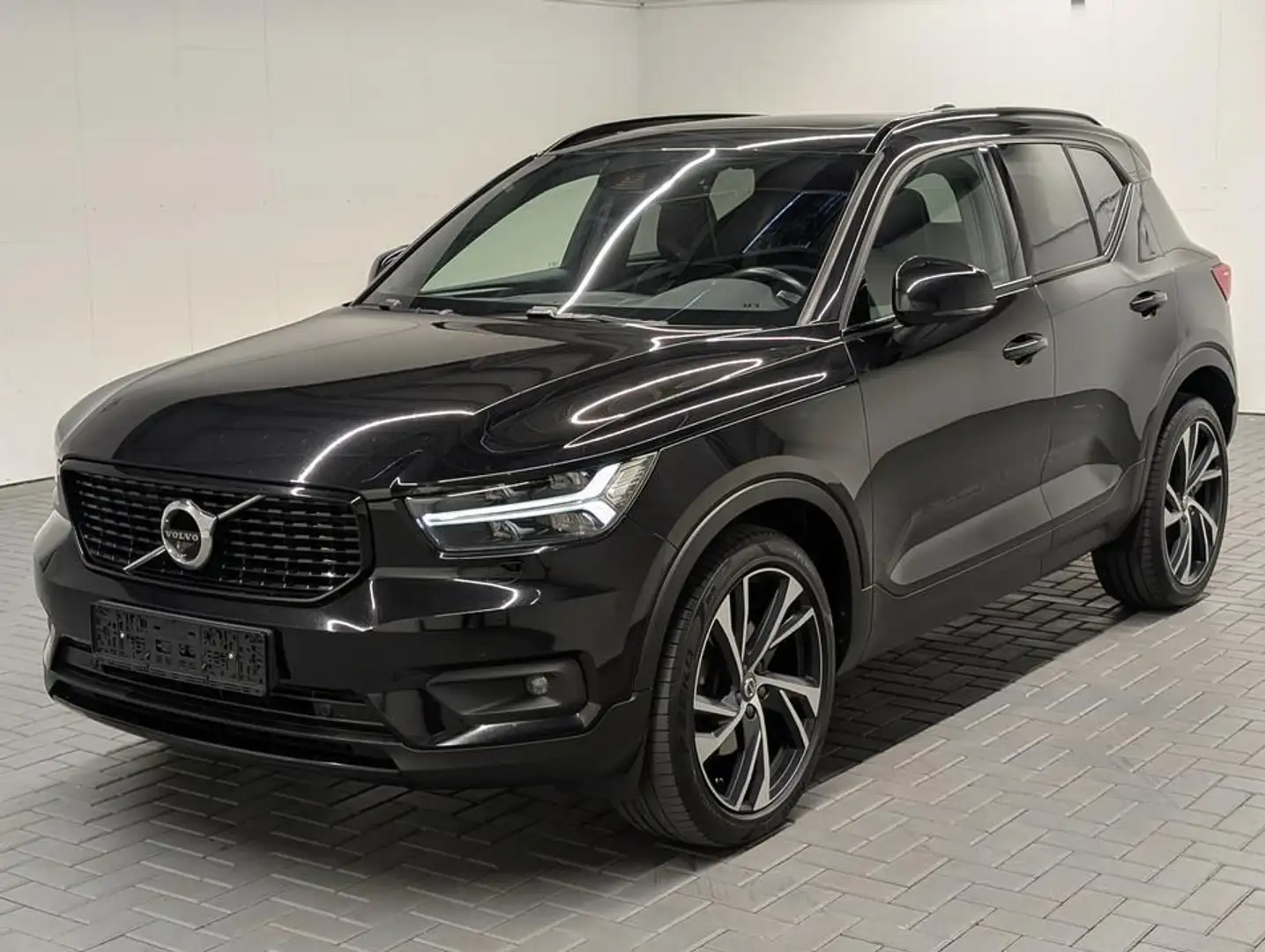 Volvo XC40 R-Design LED/Navi/Pano/360°/SHZ/Harman-K./2 Schwarz - 1