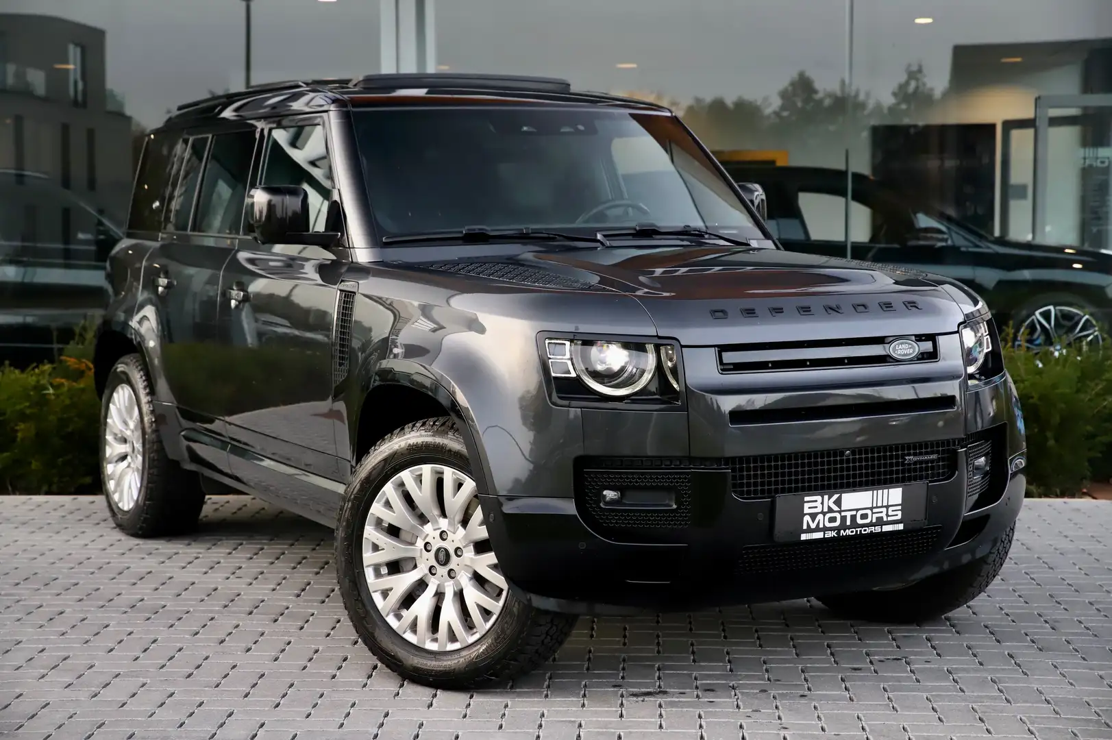 Land Rover Defender 110 D300 X-Dynamic HSE -TREKHAAK-KAHN-PANO-BTW 21% Grijs - 1