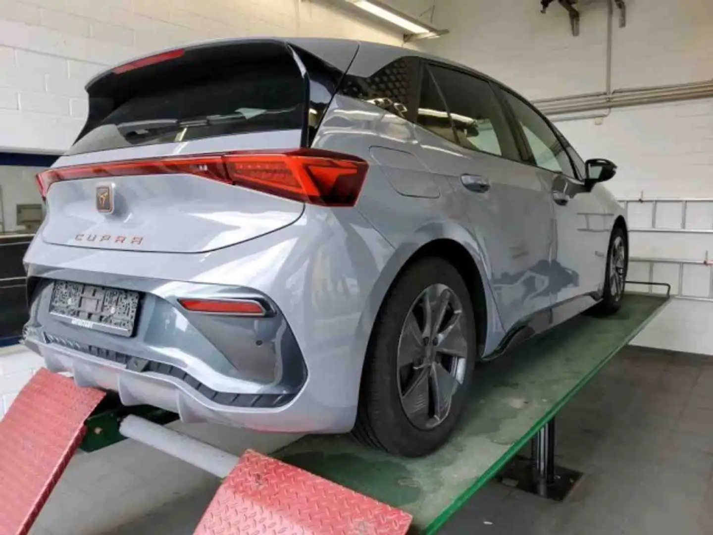 CUPRA Born 204PS/62kWh CARPLAY+18 Zoll FELGEN+LED Klima Gris - 2