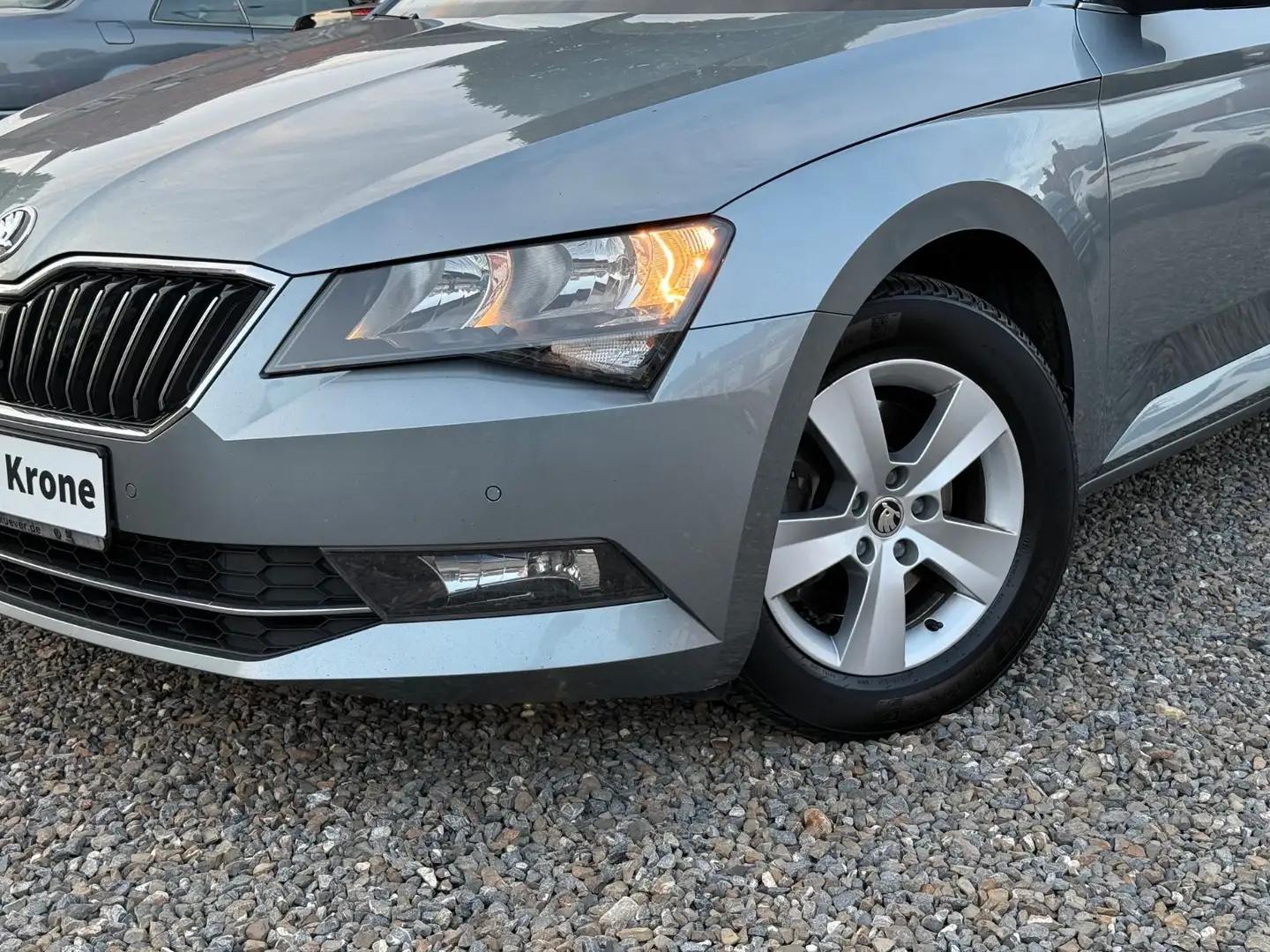 Skoda Superb Ambition 2.0 TDI Automatik R-Cam Navi SHZ Grau - 2