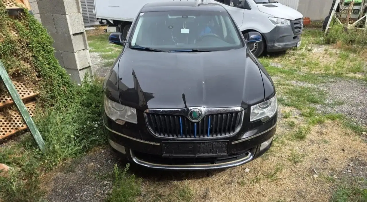 Skoda Superb Ambition CR 2,0 TDI DPF DSG — photo 1 of 9
