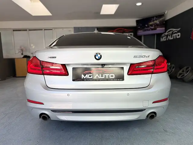 BMW 5 Series view 10