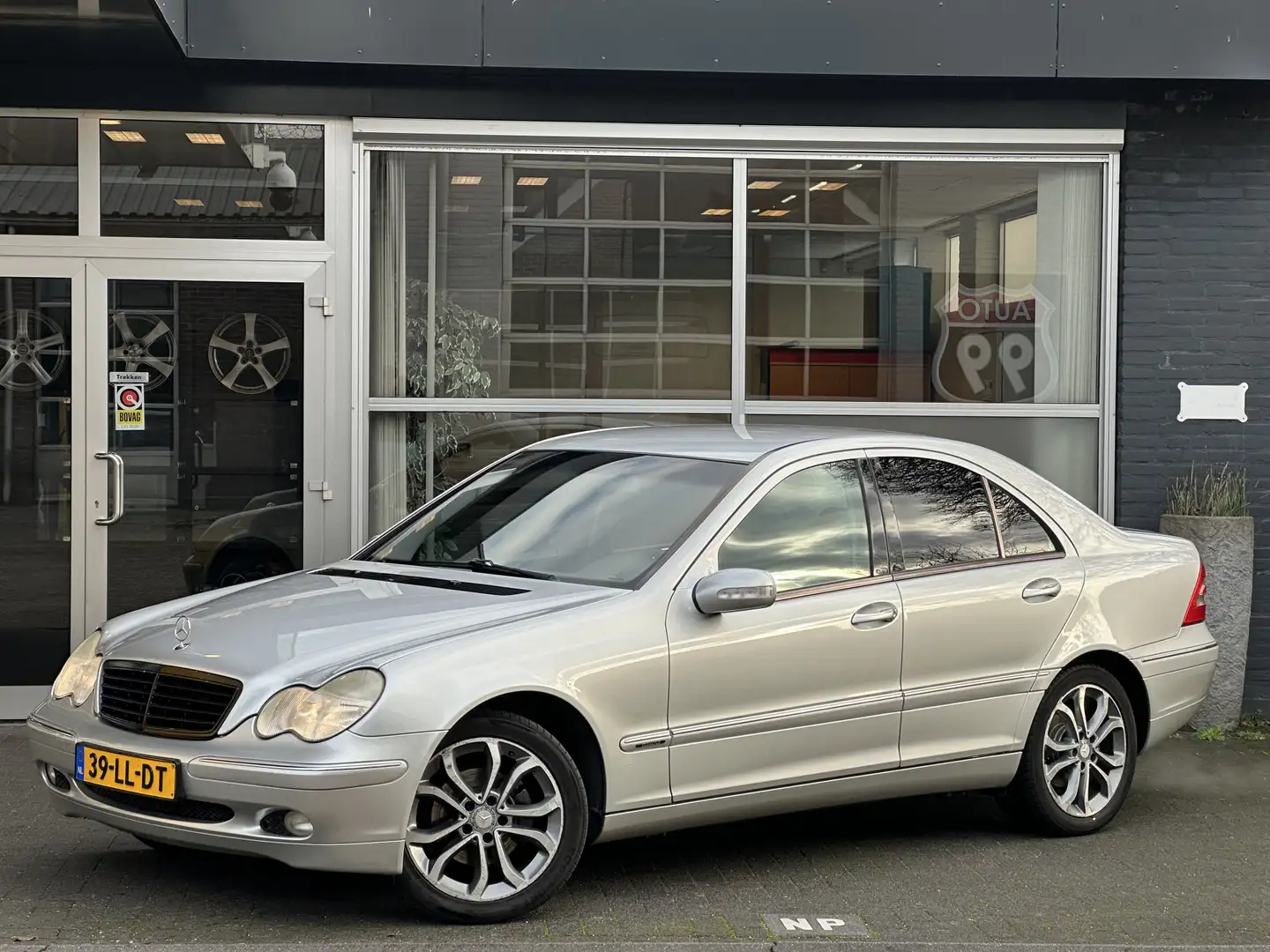 Mercedes-Benz C 180 K. Elegance CLIMA / CRUISE / ELEKT RAMEN VOOR & AC Grau - 1