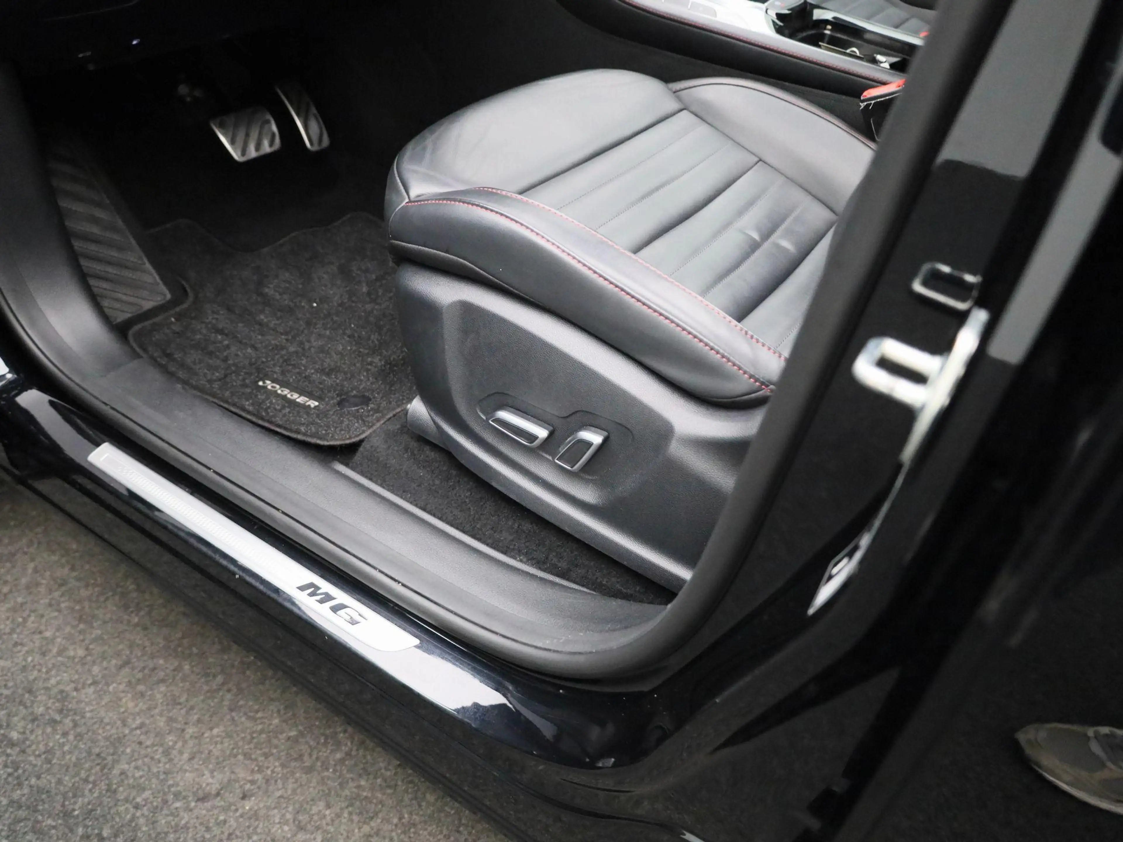 MG EHS 1.5 TGDI PHEV Aut. Luxury | Panoramadak | Navi | 3 — photo 11