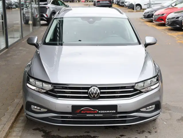 Volkswagen Passat view 3