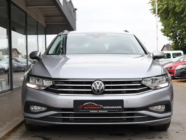 Volkswagen Passat view 4