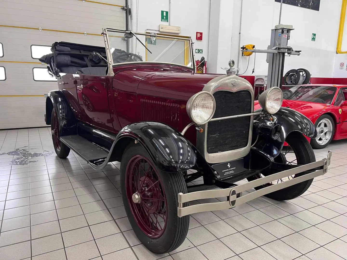 Ford Model A Pheaton Cabriolet Rouge - 2
