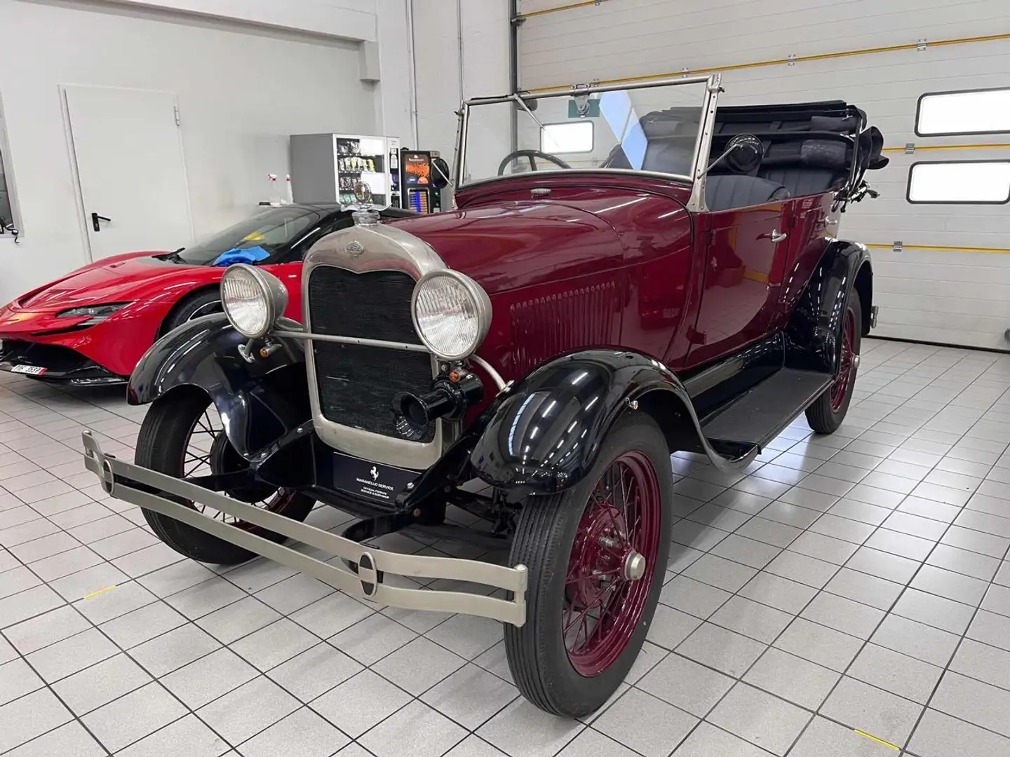 Ford Model A Pheaton Cabriolet Rouge - 1