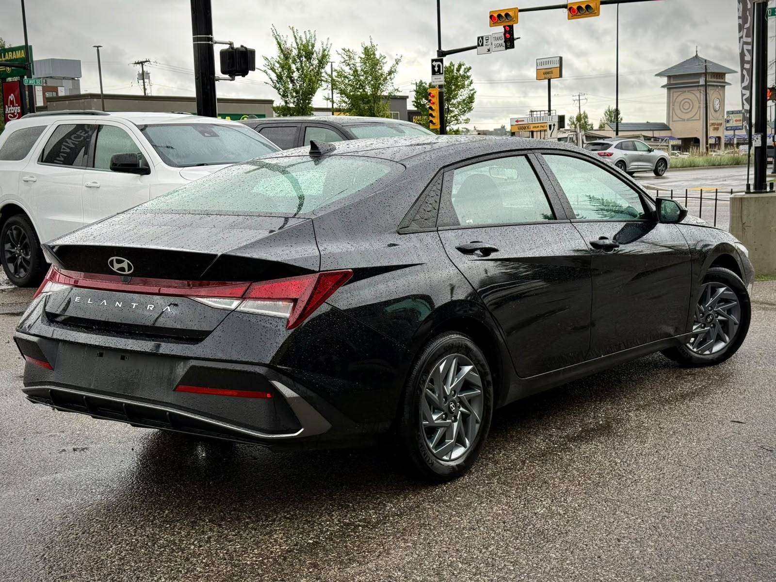 2025 Hyundai Elantra — view 4