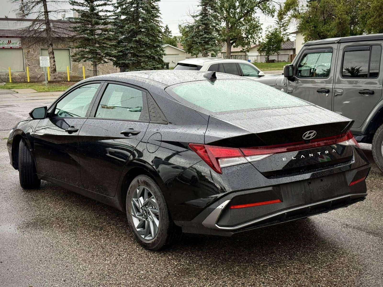 2025 Hyundai Elantra — view 2