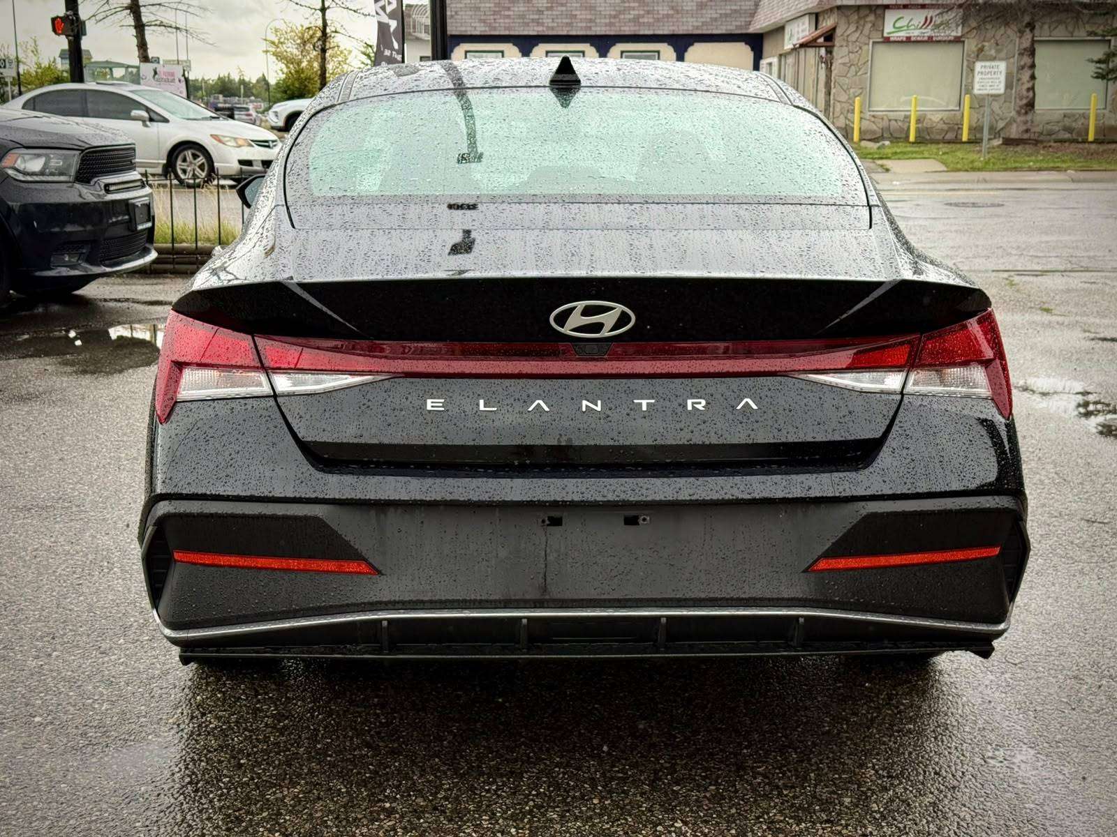 2025 Hyundai Elantra — view 3