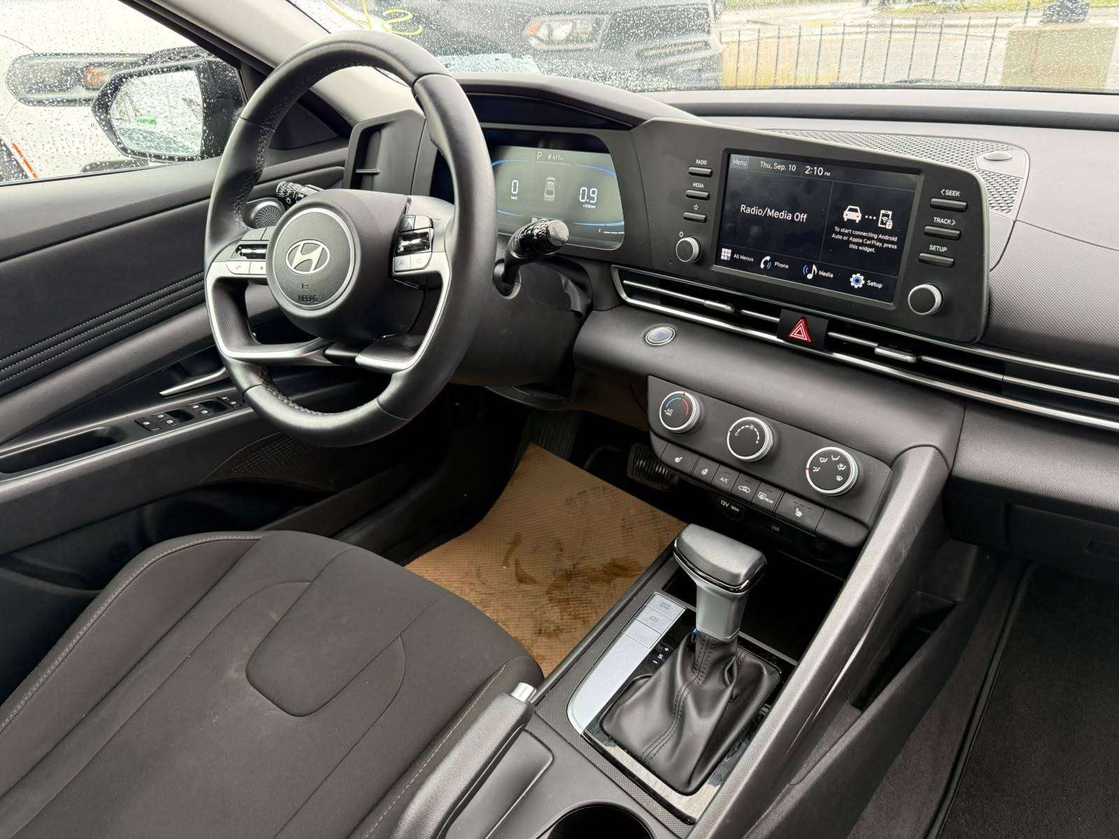 2025 Hyundai Elantra — view 11