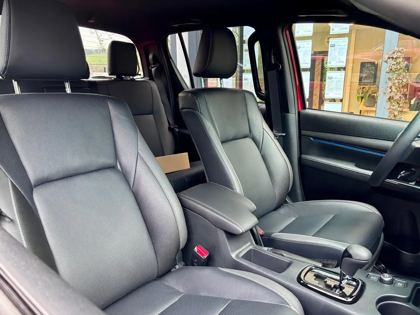 Toyota Hilux 2.8 D-4D 204 CV | INVINCIBLE | 49.500 € HTVA Rouge - 2