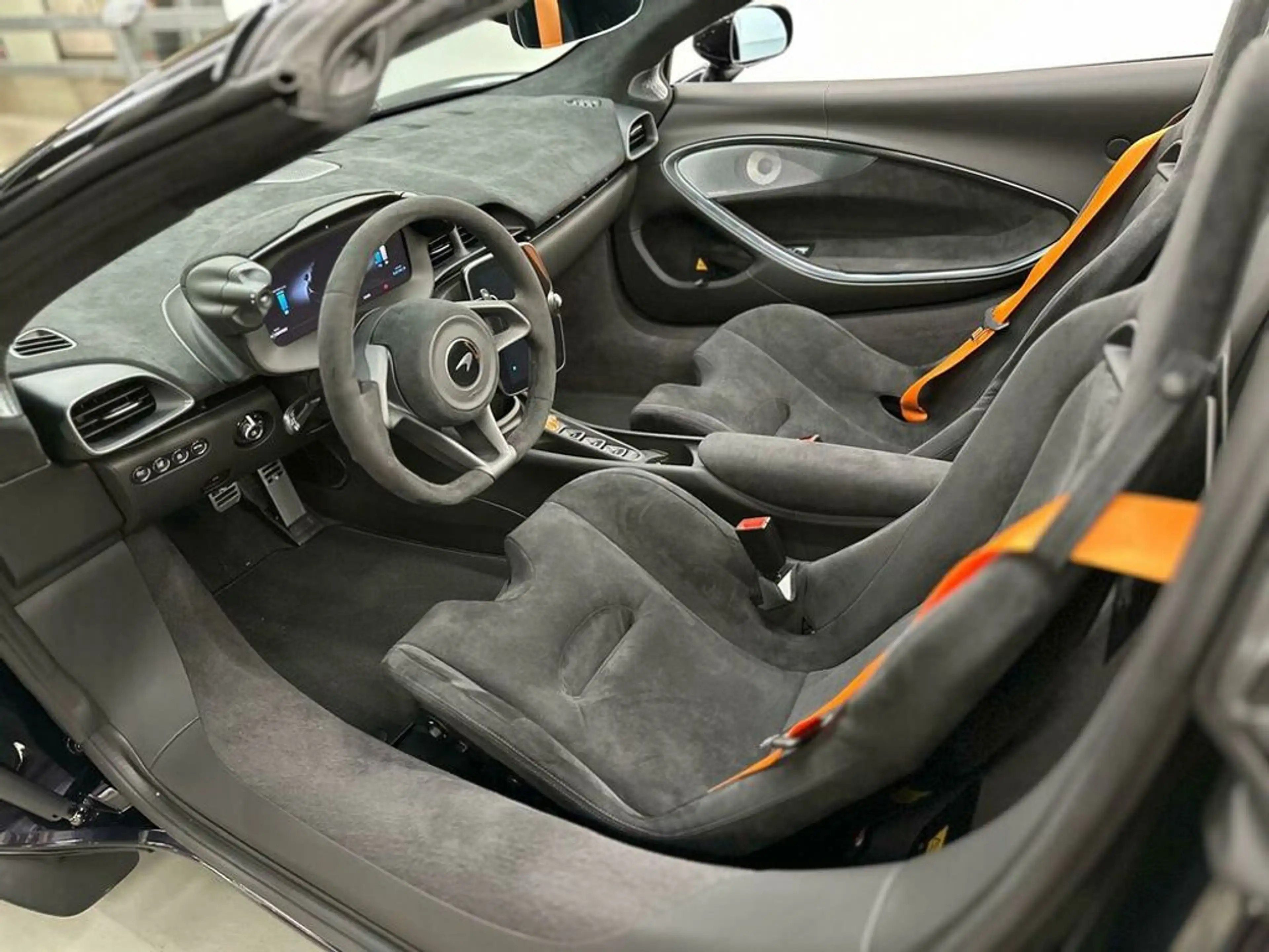 McLaren Artura Artura Spider / Amethyst Black / B&W / BLISS — photo 8