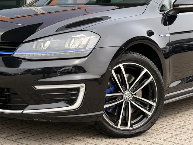Volkswagen Golf view 6