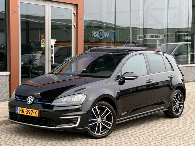 Volkswagen Golf view 3