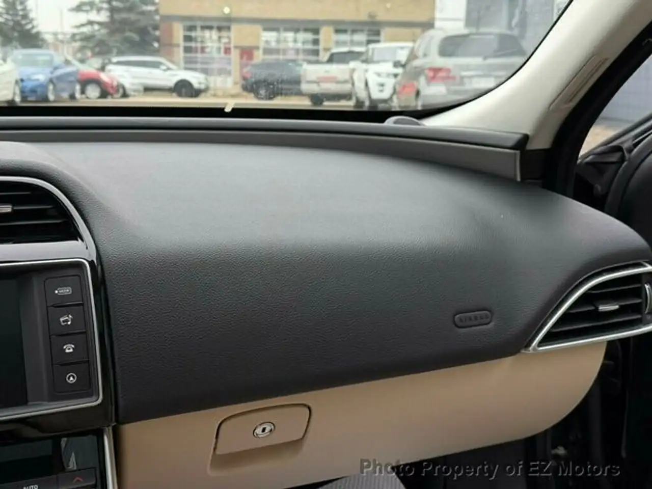 Jaguar XE снимка Jaguar XE