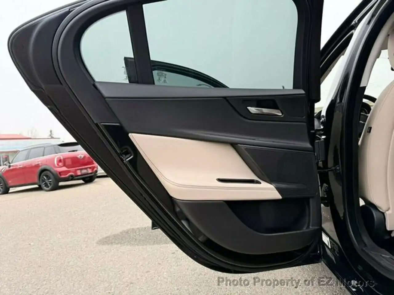 Jaguar XE снимка Jaguar XE