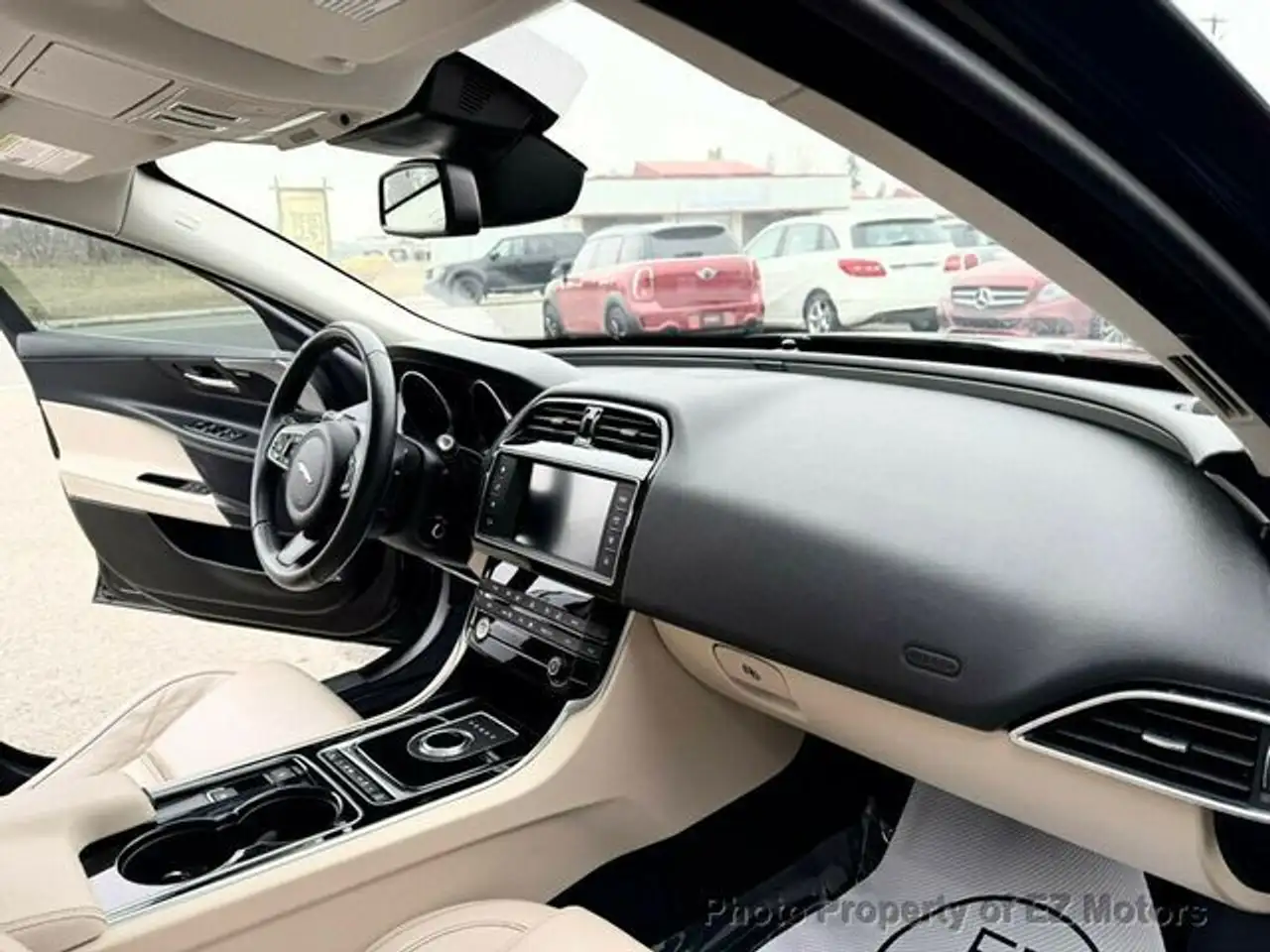 Jaguar XE снимка Jaguar XE