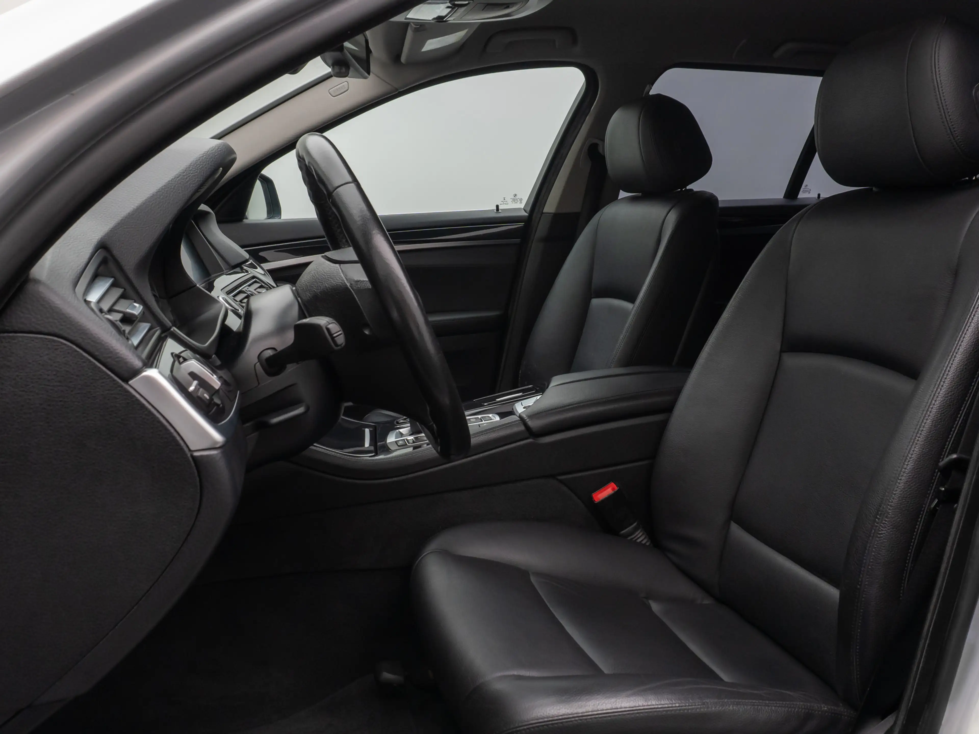 BMW 525 NaviPro Fernlichtassist PDC Leder AdapLicht — photo 32