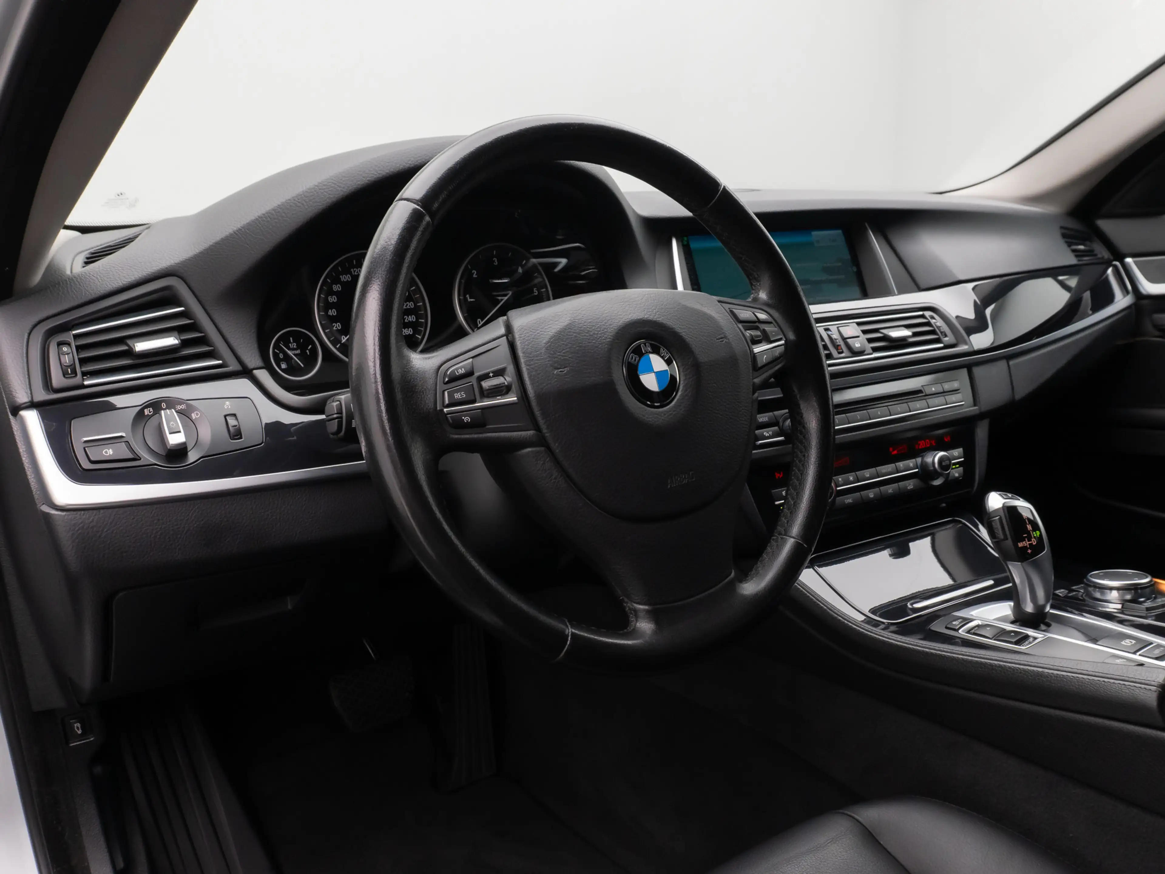 BMW 525 NaviPro Fernlichtassist PDC Leder AdapLicht — photo 20