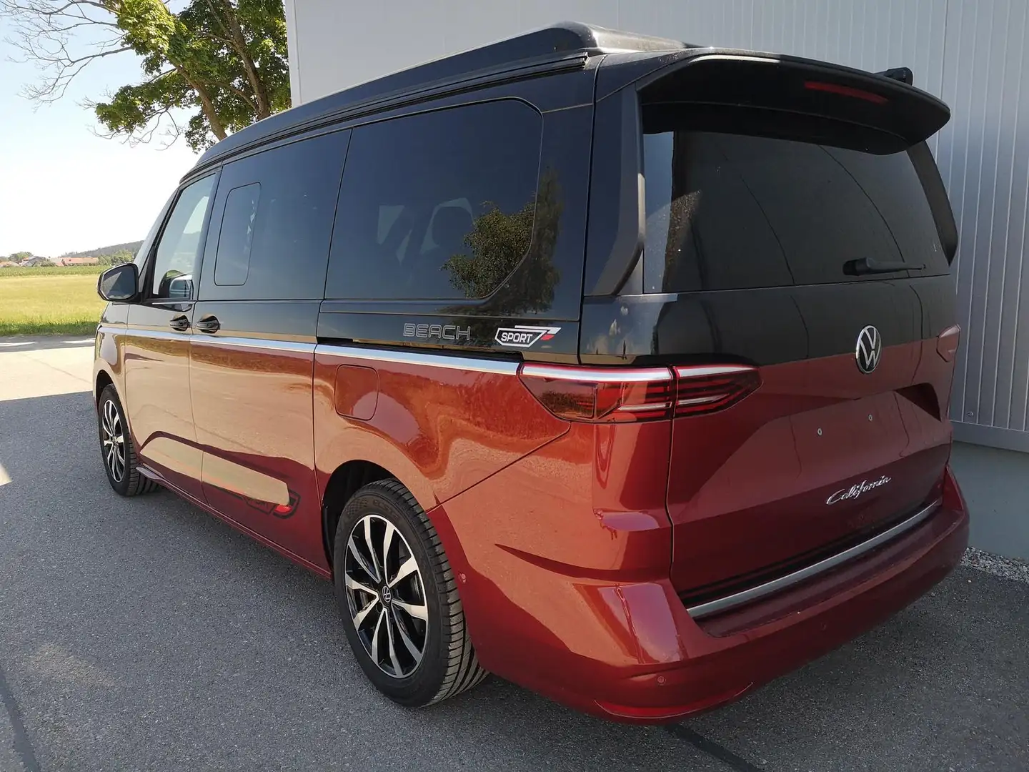Volkswagen T7 California T7 2.0TDI DSG California Beach Sport Edition 8 Fac Rood - 2
