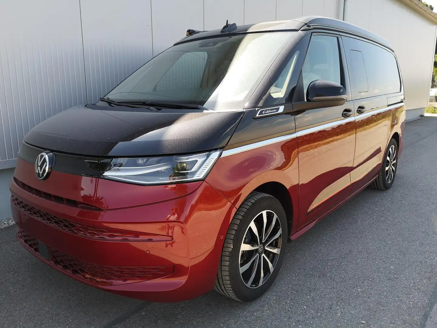 Volkswagen T7 California T7 2.0TDI DSG California Beach Sport Edition 8 Fac Rood - 1