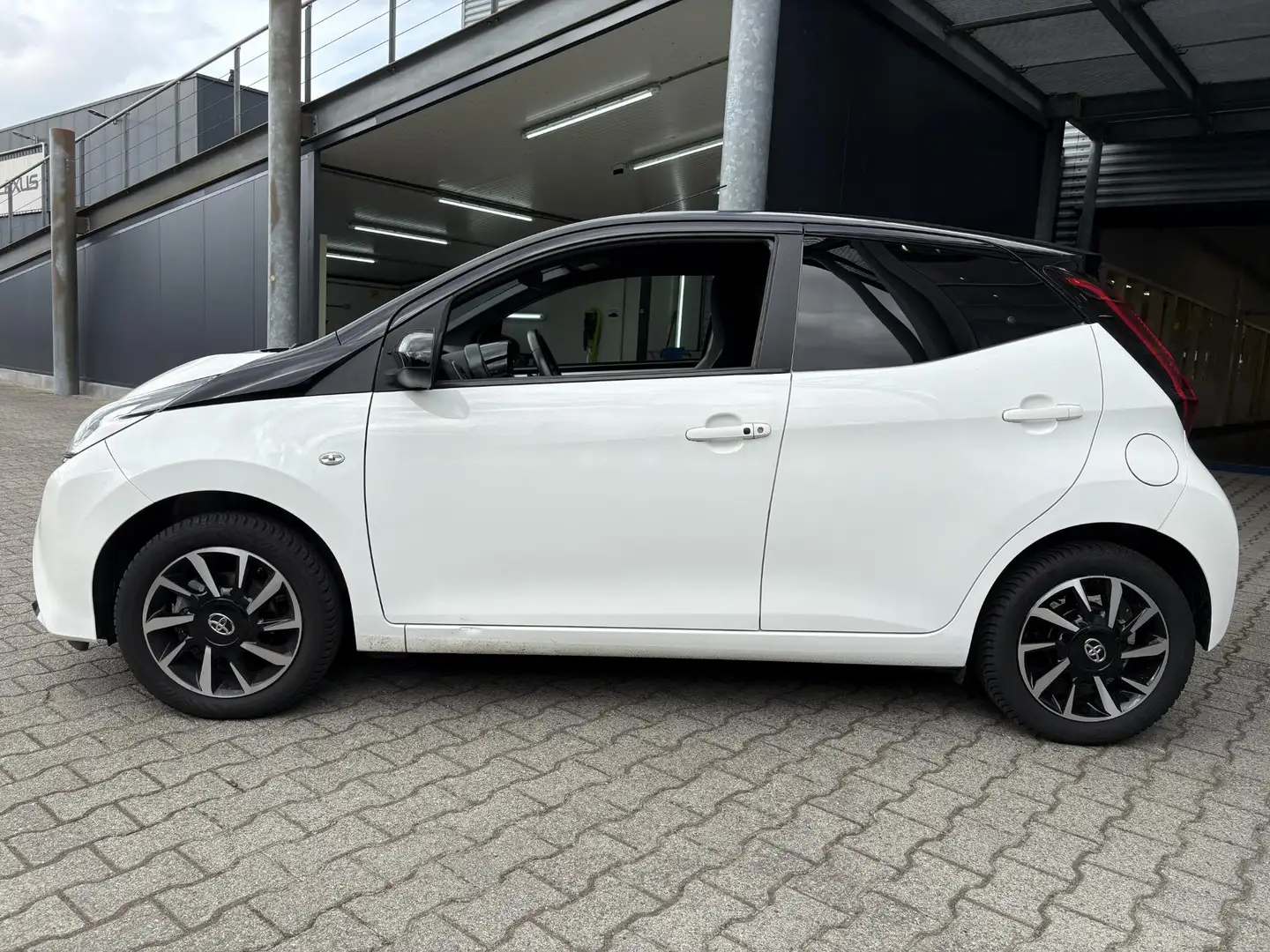 Toyota Aygo 1.0 VVT-i x-clusiv bi- tone Wit - 2