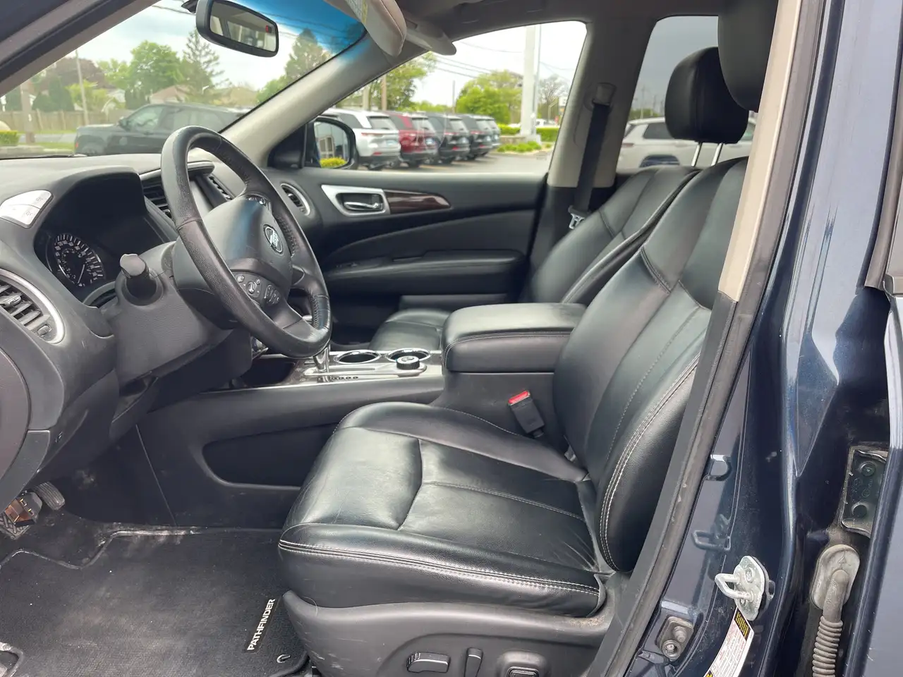 Nissan Pathfinder снимка Nissan Pathfinder