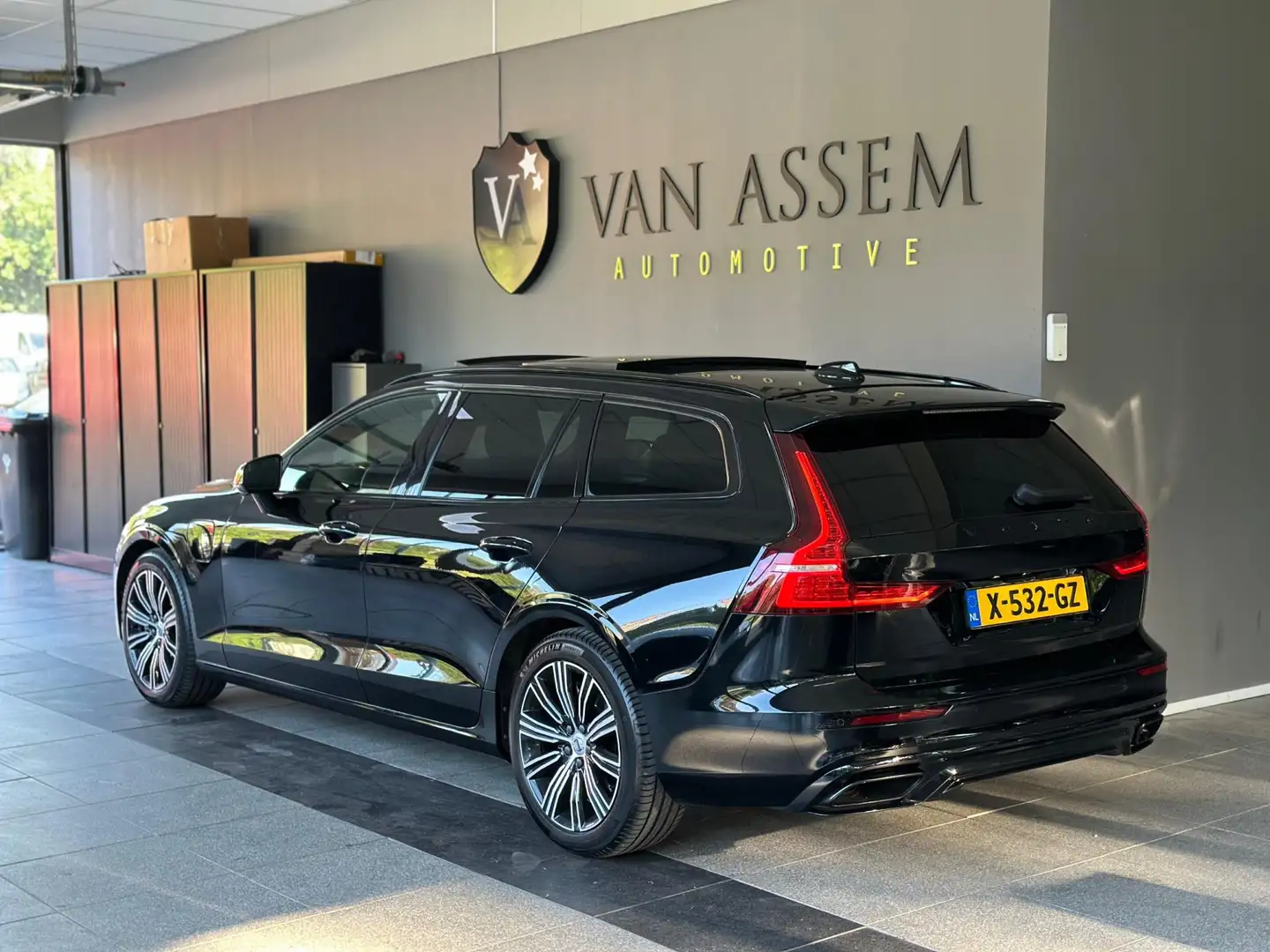 Volvo V60 2.0 T6 Recharge AWD R-Design|VOL OPTIE Zwart - 2