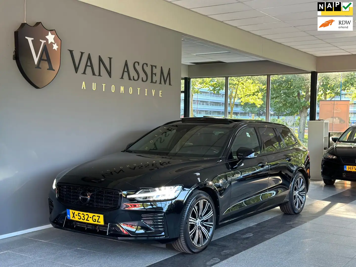 Volvo V60 2.0 T6 Recharge AWD R-Design|VOL OPTIE Zwart - 1