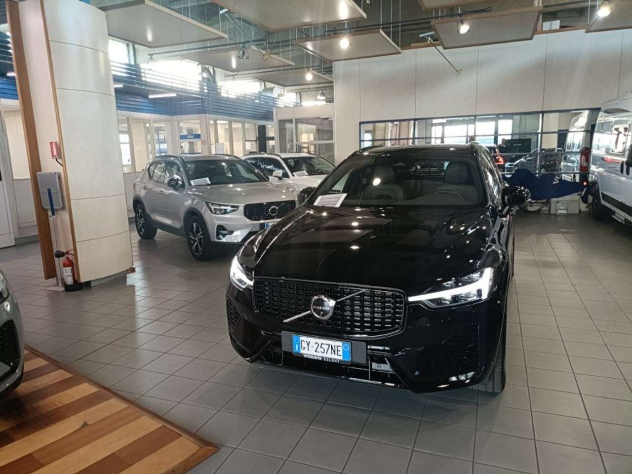 Volvo XC60 B5 AWD automatico Plus Dark