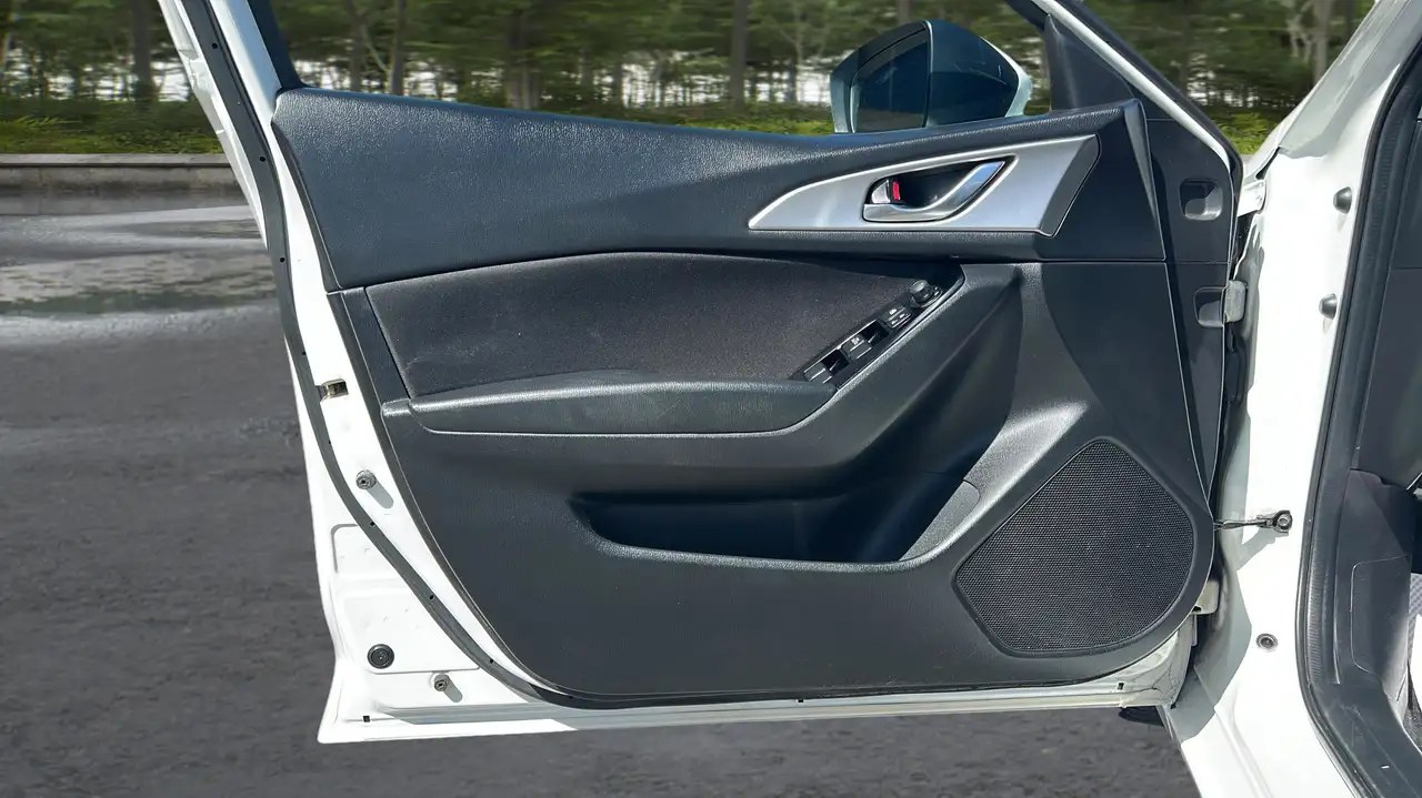 Mazda 3 снимка Mazda 3