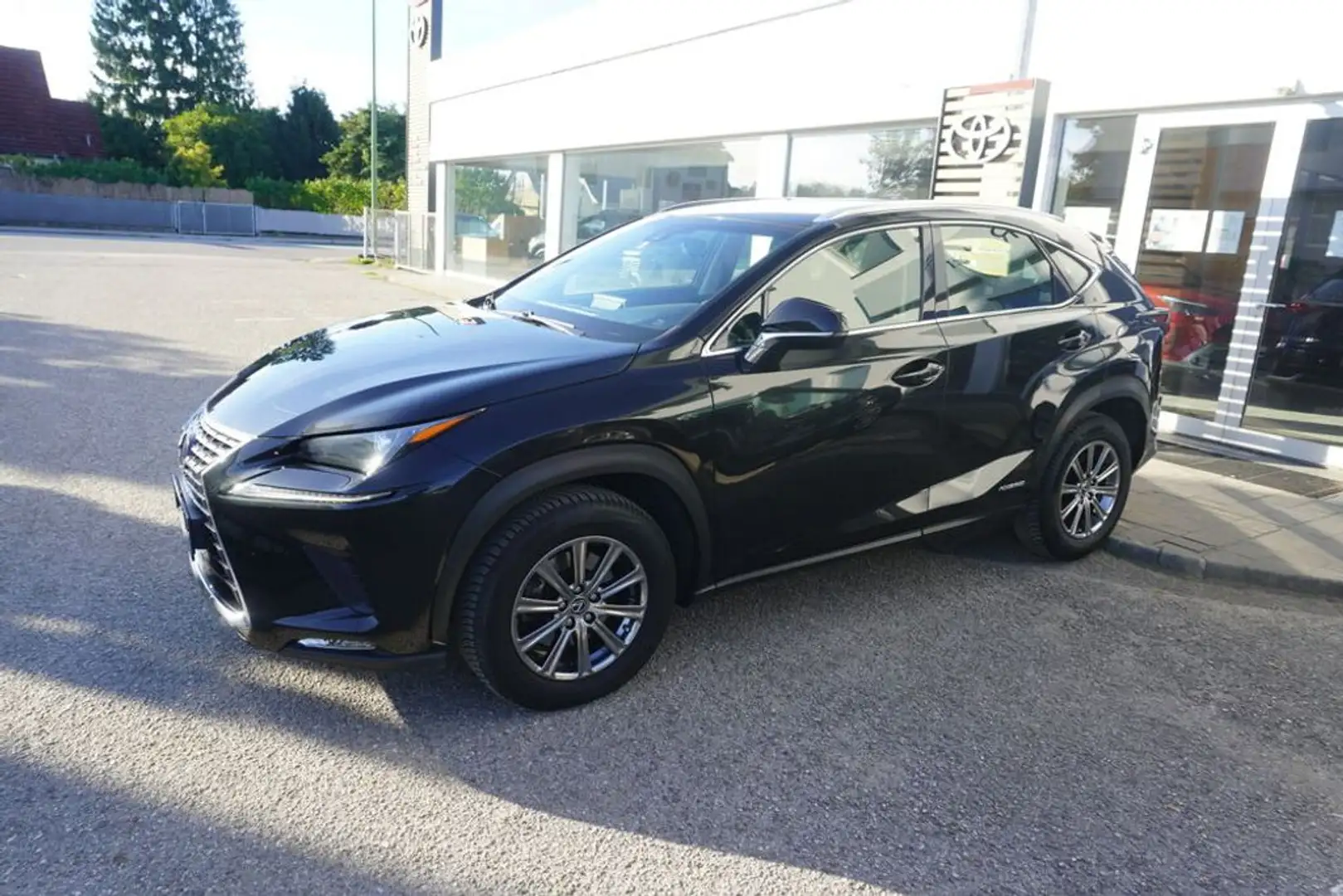Lexus NX 300h 4WD *AHK* Schwarz - 2
